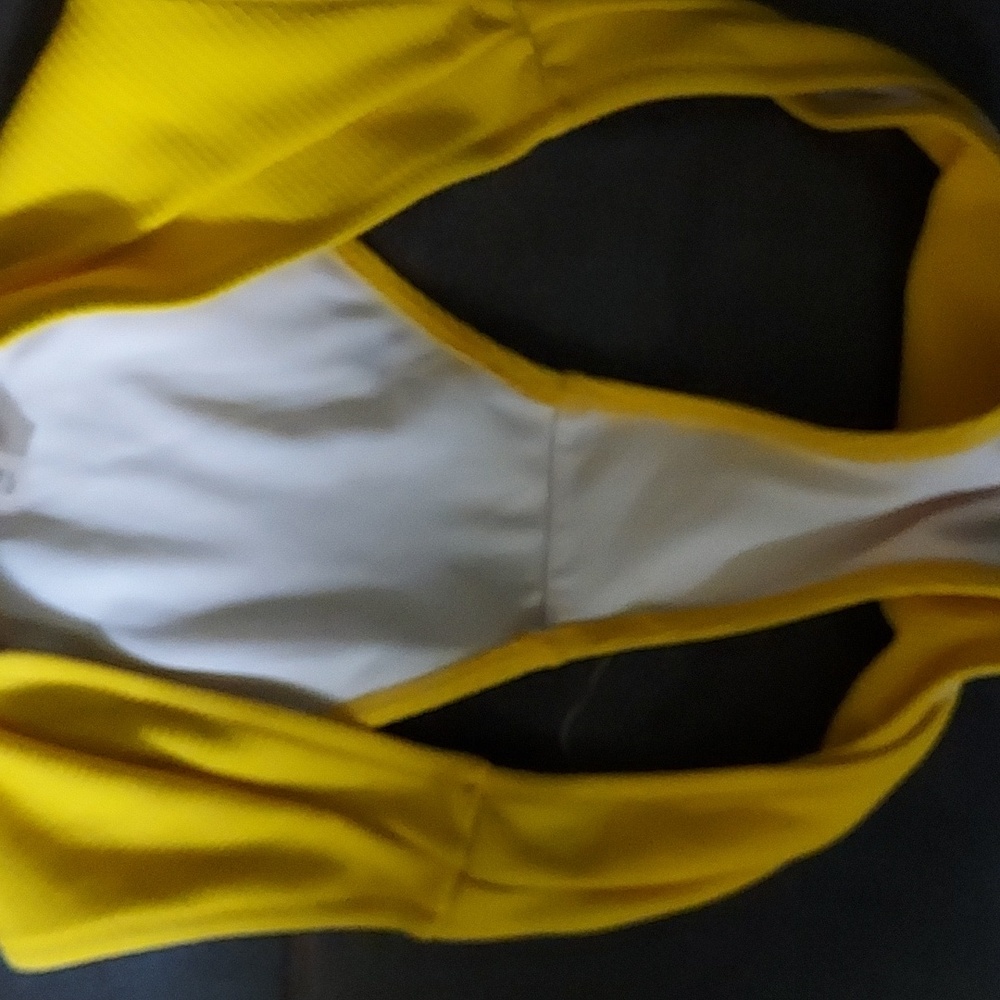 Gorgeous yellow bikini - Picture 4 of 8